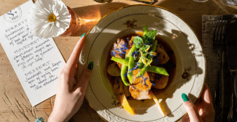 Local food in Norway - dinner with edible flowers_Fredrik Ahlsen_Maverix Media - Visit Norway 338x175